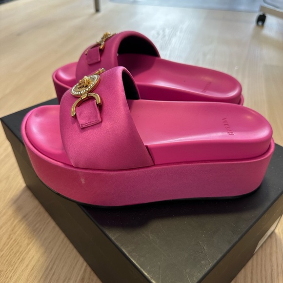 PFF ONLY 💕VERSACE Medusa Biggie Satin Platform Sandals size 37.5 (US 7) - Picture 5 of 16